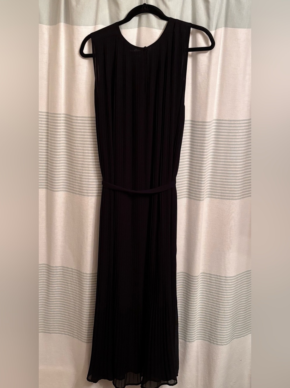 Banana Republic Factory Sleeveless Pleated Maxi Dress,
Black, Size L